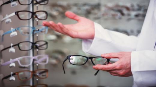 ساكنة الزمامرة تطالب السلطات المختصة النظر في مهنة الاخصائيين النظاراتين