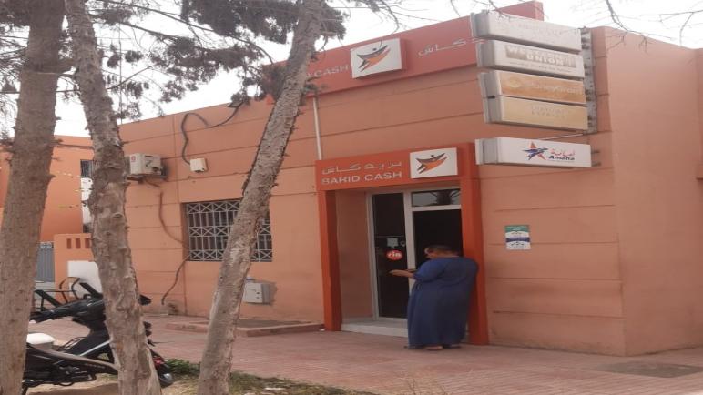 وكالة “بريد كاش” بأيت ملول تثير استياء المواطنين بعد منعهم من إيداع وثائقهم دون أداء الرسوم في نفس الوكالة