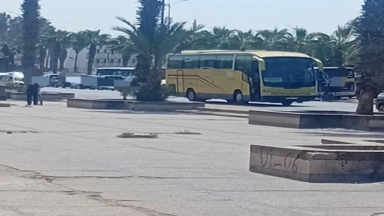 انزكان :الأمن يتغاضى عن فوضى حافلات نقل المسافرين أمام سوق الثلاثاء