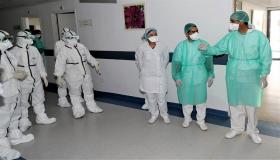 غياب “بريمات كورونا” وإلغاء العطل يخنقان أنفاس الشغيلة الصحية