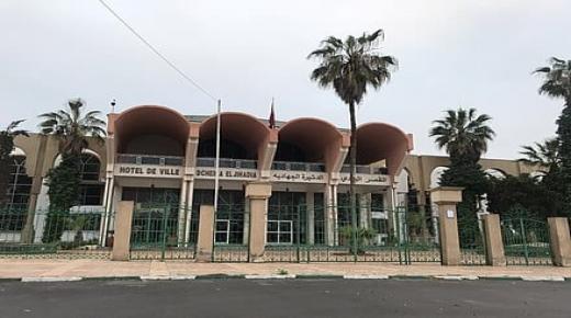 الدشيرة الجهادية :سيرك دائم فوق الملك العمومي… من يرخص ومن يحاسب؟