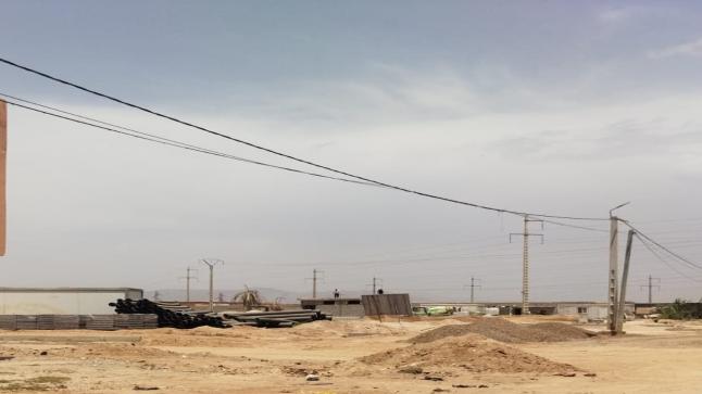 ايت ملول :محول كهربائي تحت الأسلاك وتجزيئة مخصصة للبناء من طابقين.. هل يُبنى الخطر اليوم ليتحمله السكان غداً؟