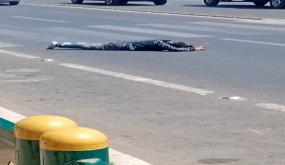 حادث سير أمام «صحـراء مول» بإنزكان.. دراجة نارية تصدم شخصاً وتلوذ بالفرار