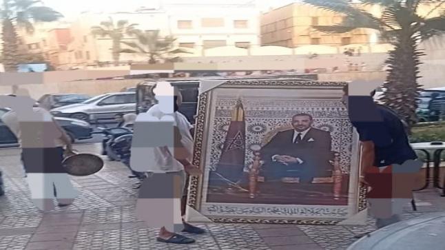 صورة الملك والعلم الوطني في “رحلة ” بين مركبات الدشيرة.. هل عجز المجلس عن اقتناء صورة رسمية للملك وعلم وطني لكل مركب ثقافي؟