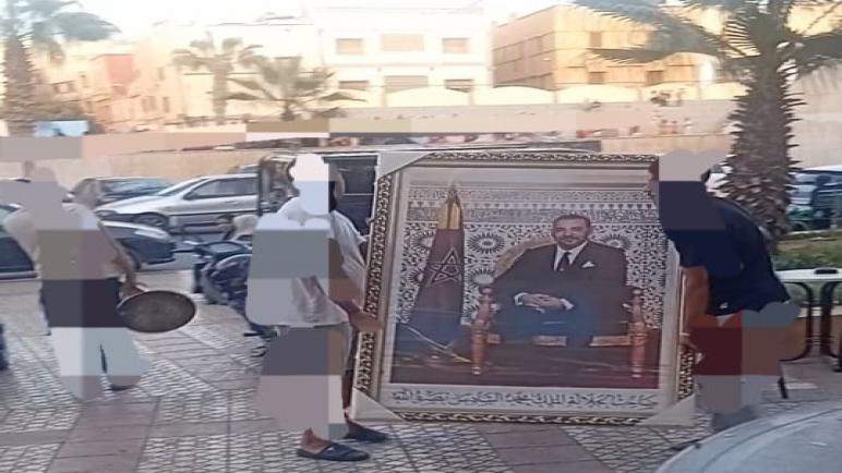 صورة الملك والعلم الوطني في “رحلة ” بين مركبات الدشيرة.. هل عجز المجلس عن اقتناء صورة رسمية للملك وعلم وطني لكل مركب ثقافي؟