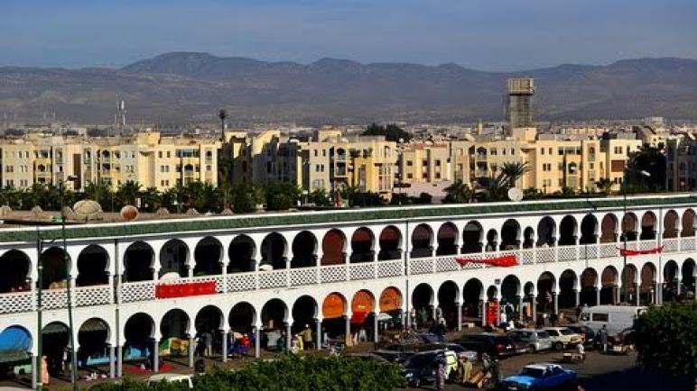 سوق الثلاثاء بالطابق الأول.. ممرات تحت الاحتلال وفوضى في وجه الزبائن ومسؤولية مشتركة للسلطة المحلية والمجلس الجماعي لإنزكان