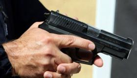 شرطي يشهر مسدسه لإيقاف شخص أصاب شقيقة بالسلاح الأبيض