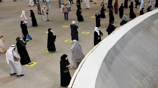 مئات الحجاج يرمون جمرة العقبة الكبرى في أول أيام عيد الأضحى