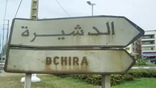 الدشيرة الجهادية :أعمدة ومصابيح موجودة ولكن الظلام سيد المكان!!!