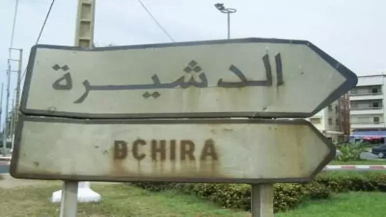 الدشيرة الجهادية :أعمدة ومصابيح موجودة ولكن الظلام سيد المكان!!!