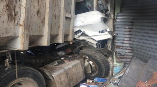 تفاصيل حادث إصطدام مروع لشاحنة بمحل تجاري في الدار البيضاء