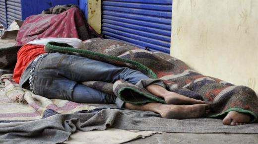 معاناة المتشردين تتفاقم مع البرد القارس في شوارع مدينة الدشيرة الجهادية …من المسؤول؟؟؟