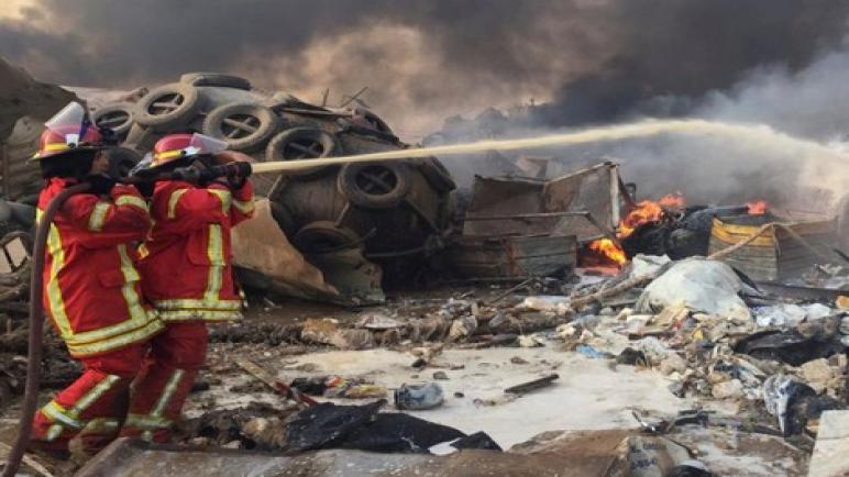 النيران تشتعل في باخرة قبالة مرفأ العاصمة اللبنانية
