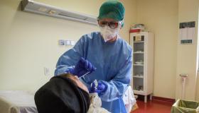 تفاقم “كورونا” يدفع وزارة الصحة إلى علاج مصابين داخل المنازل