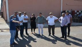 جماعة أيت ملول – رئيس الجماعة ونوابه في زيارة ميدانية لسوق الطماطم بأيت ملول لمعالجة المشاكل العالقة بهذا القطب الإقتصادي الحيوي