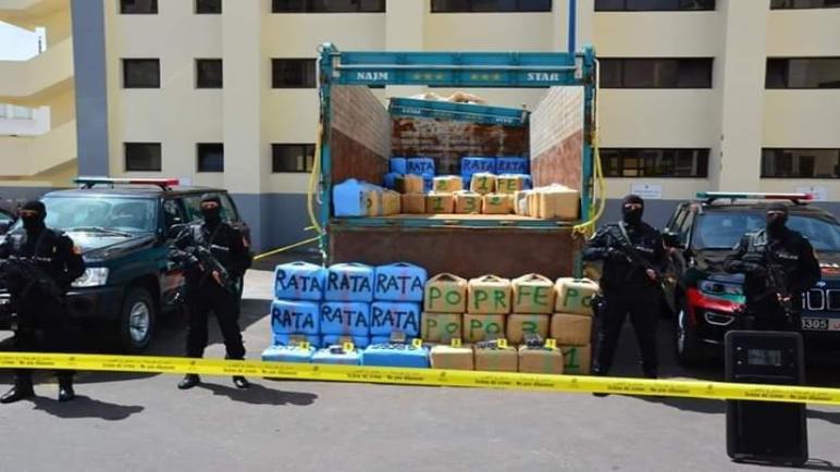 حجز ثلاثة أطنان ونصف من مخدر الشيرا على متن شاحنة لنقل البضائع وتوقيف شخصين بالدار البيضاء ..!