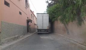 فضيحة من العيار الثقيل… شاحنات تسلك الطرق الممنوعة وتشدد الخناق على أزيد 500 تلميذ بمدرسة المناهل بايت ملول