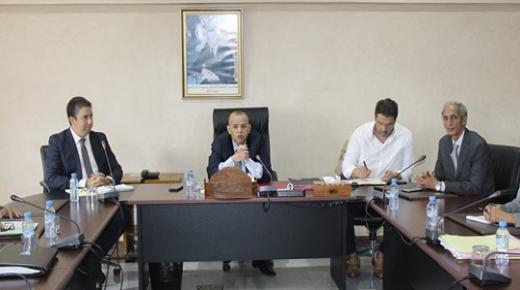 عامل عمالة إنزكان أيت ملول يترأس اجتماعا حول تثمين المنطقتين الصناعيتين تاسيلا وأيت ملول .