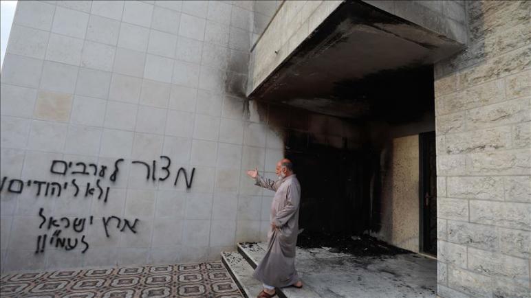 مستوطنون يهود يحرقون مرافق مسجد بالضفة الغربية