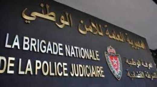 المديرية العامة للأمن الوطني تتفاعل بسرعة مع مقطع فيديو يظهر صراع فتاتين مع صاحب سيارة.